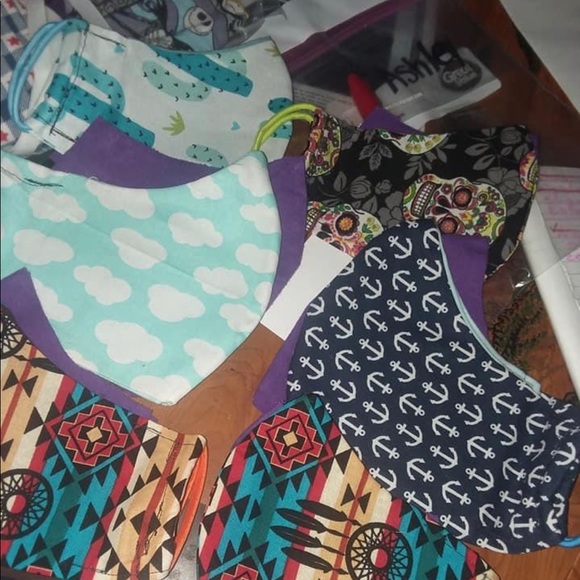 Wreaths. Facemask. Keychains. Charger plates. - Picture 2 of 8